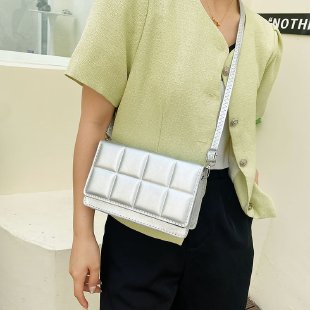 Chic Checkered Women’s Crossbody Handbag – Luxury Trend Style