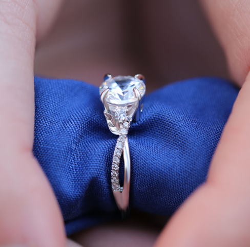 Luxury Round Cut Crystal Engagement Ring for Women