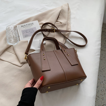 Retro Luxe Commuter Tote Bag for Women – Elegant Everyday Shoulder Handbag