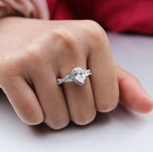 Luxury Teardrop Zircon Engagement Ring
