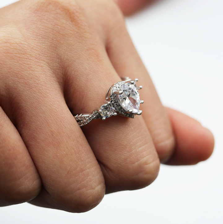 Luxury Teardrop Zircon Engagement Ring