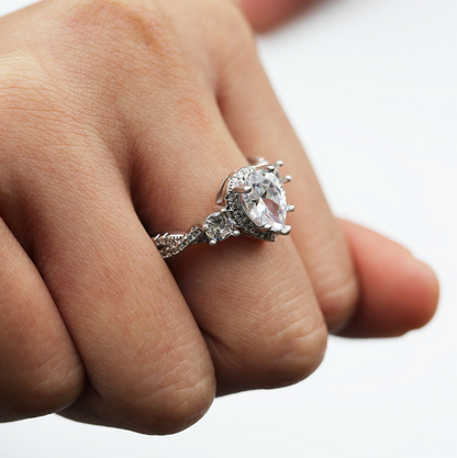 Luxury Teardrop Zircon Engagement Ring