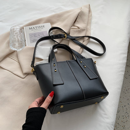 Retro Luxe Commuter Tote Bag for Women – Elegant Everyday Shoulder Handbag